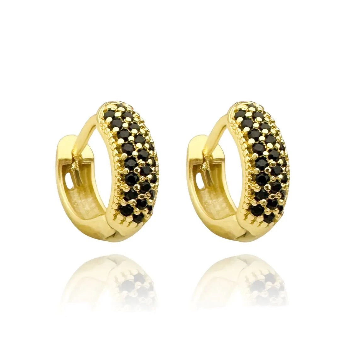 Brinco Argola Cravejada em Zircônia 25 Pedras Pretas (Banho Ouro 24k)